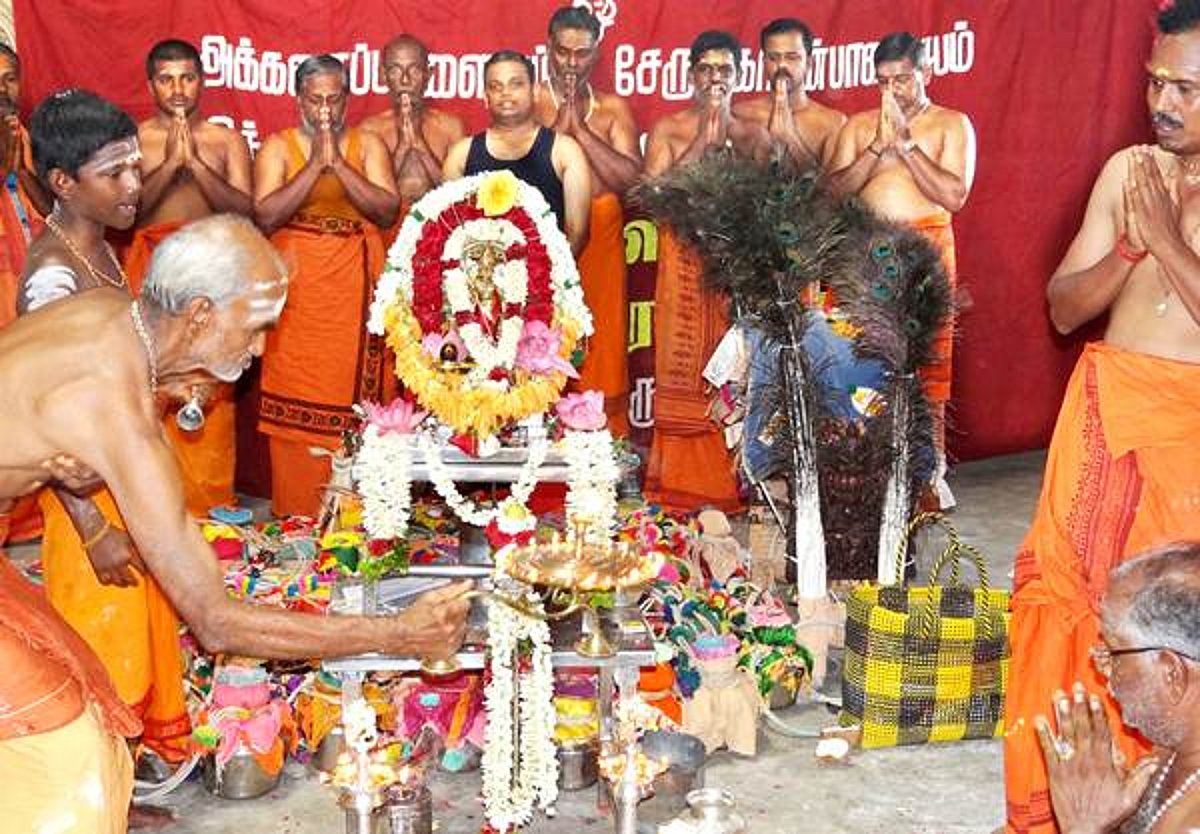 பழனி பங்குனி உத்திரத் திருவிழா: பக்த திருக்கூட்டத்தார் முருகர், வெள்ளிவேலுக்கு சிறப்பு பூஜை செய்தனர்